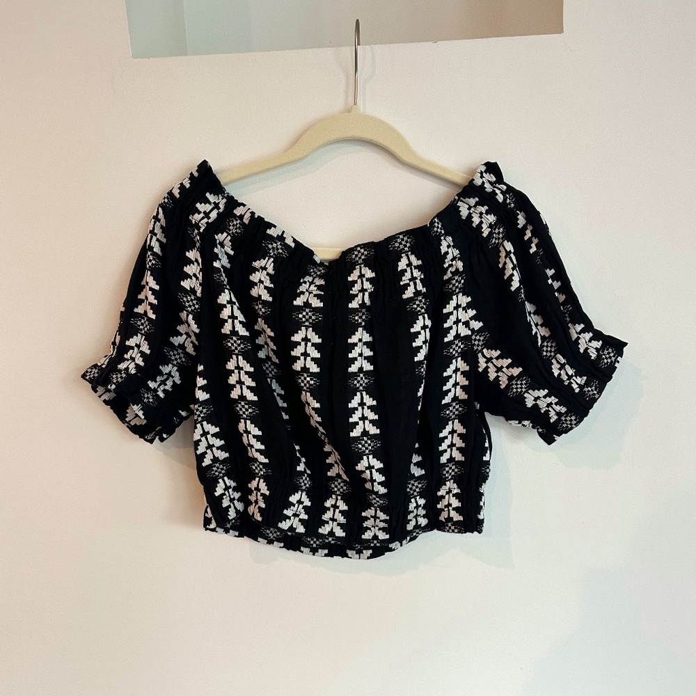 Elan Off-the-Shoulder Top in Arrow Print